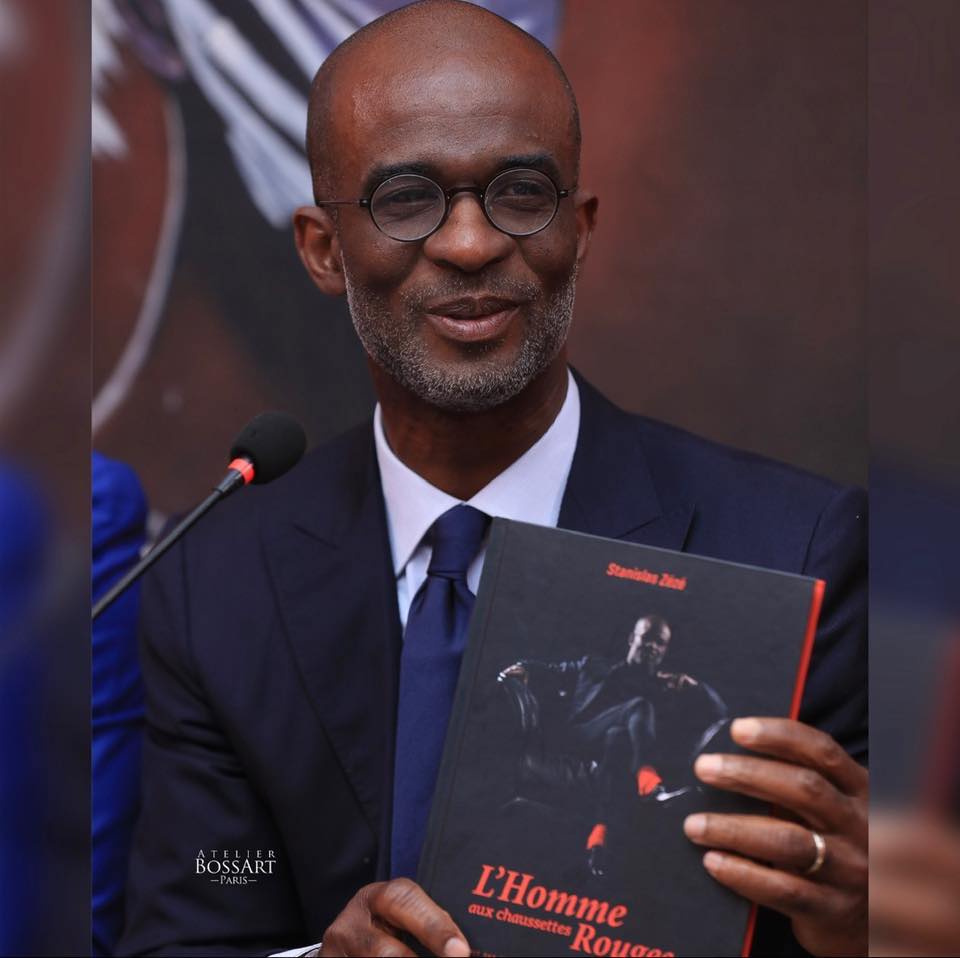 L'homme aux Chaussette Rouge